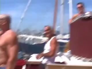Carmen hayes scopata su un barca