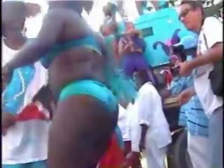 Karibia lekukan vagina di pakaian!