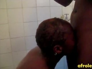 Botak lesbian warga afrika wanita memberikan kepala dalam mandi
