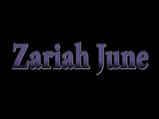 ใหญ่ ดำ หน้าอก กำยำ ในขณะที่ zariah june ตีกลับ บน a ใหญ่ ดำ ลึงค์
