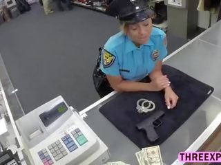 Velika joški policija ženska willing da dobi ozko muca zajebal za a par od bucks