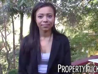 Noor mustanahaline reaalne estate agent saab alt tõmmatud sisse keppimine pervert koos kaamera