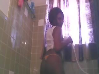 Me ngjyrë vajzë ngacmim në the dush