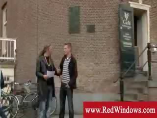 Mørk slattern arbeider i amsterdam