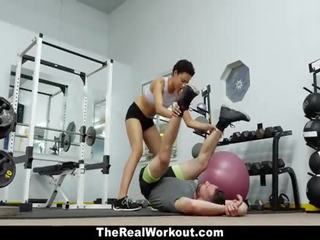 Therealworkout - grand osobisty trainer pieprzy klient w siłownia